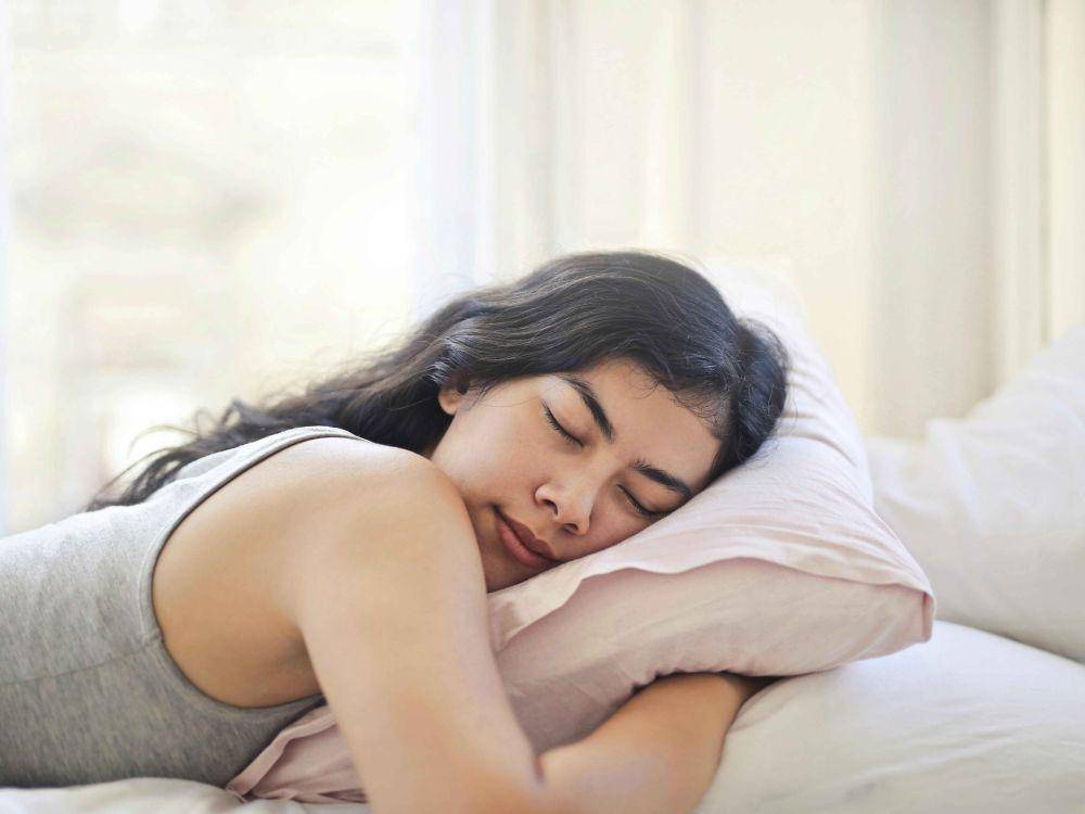 ilustrasi seorang wanita sedang tidur (pexels.com/Andrea Piacquadio)