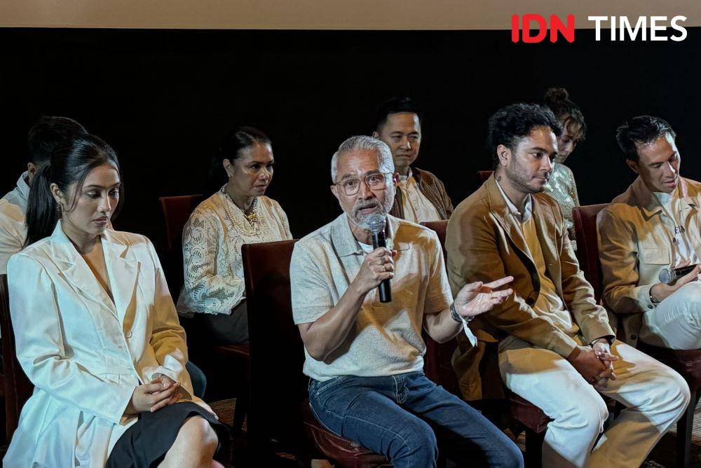 para cast dan tim produksi Glenn Fredly The Movie di konferensi pers pada Rabu (24/4/2024) (dok. IDN Times/Elizabeth Chiquita)