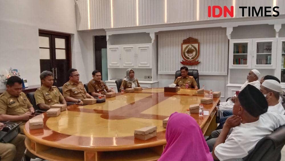 Serah terima surat hibah tanah dari pemilik ke Pemerintah Kota Makassar, di Ruang Kerja Sekda, Balai Kota, Selasa (23/04/2024). (IDN Times/Asrhawi Muin)