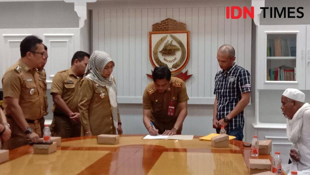 Penandatanganan serah terima surat hibah tanah dari pemilik ke Pemerintah Kota Makassar, di Ruang Kerja Sekda, Balai Kota, Selasa (23/04/2024). (IDN Times/Asrhawi Muin)