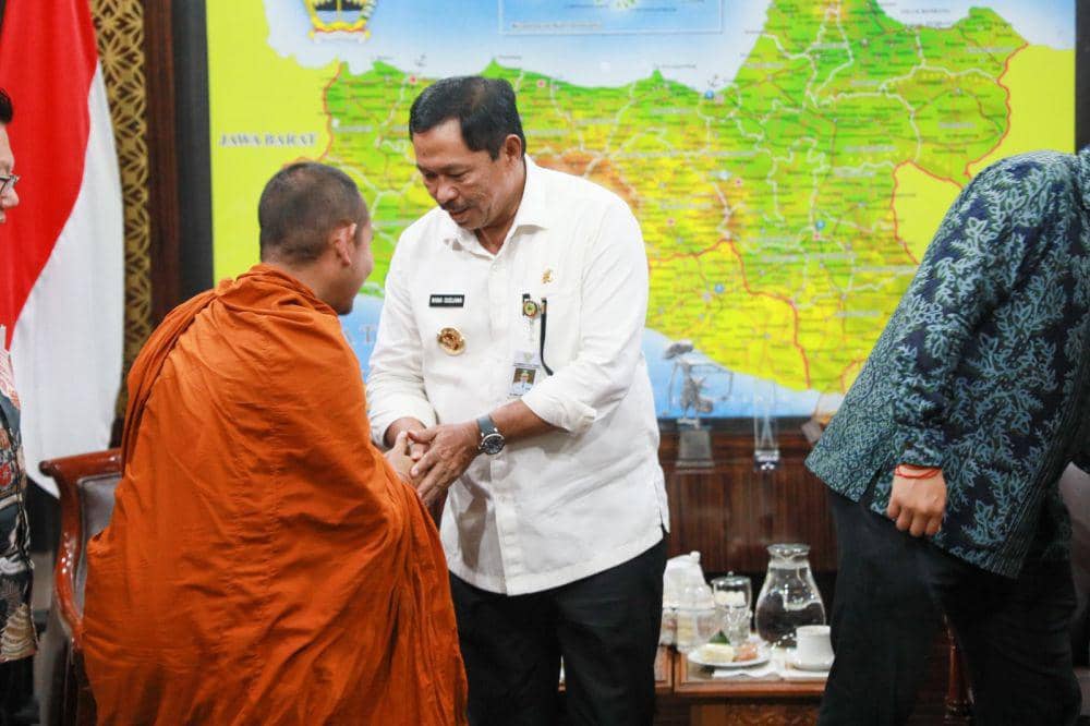 Pj Gubernur Jateng Nana Sudjana bersalaman dengan biksu. (IDN Times/Dok Humas Pemprov Jateng)