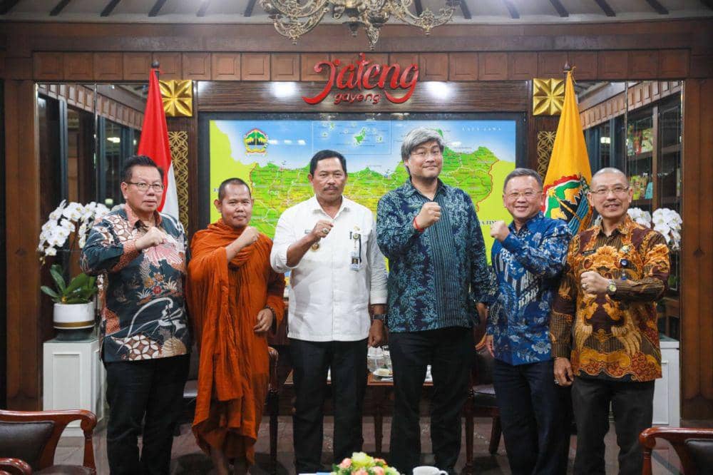 Ketua Walubi Jateng Tanto Harsono, Pj Gubernur Jateng Nana Sudjana dan seorang biksu foto bersama. (IDN Times/Dok Humas Pemprov Jateng)