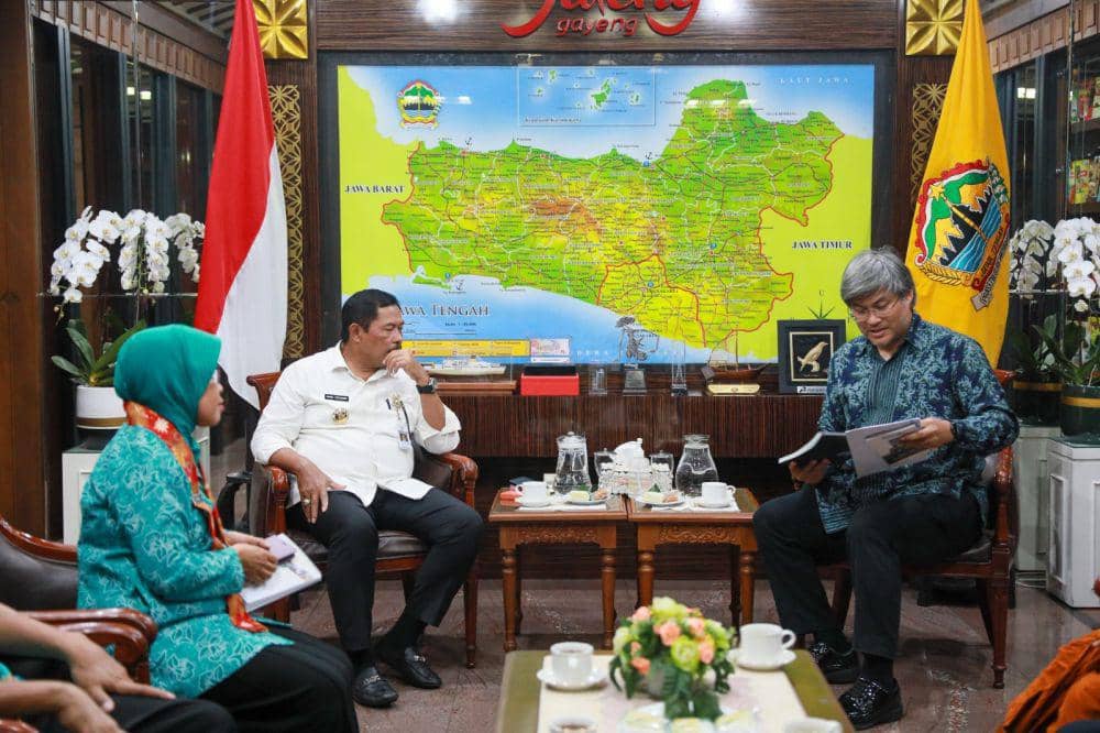 Pj Gubernur Jateng Nana Sudjana dan Ketua Walubi Tanto Harsono. (IDN Times/Dok Humas Pemprov Jateng)