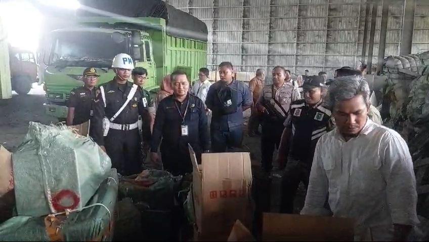 Geledah Gudang, BPOM Pekanbaru Temukan Ribuan Kosmetik dan Obat-obatan
