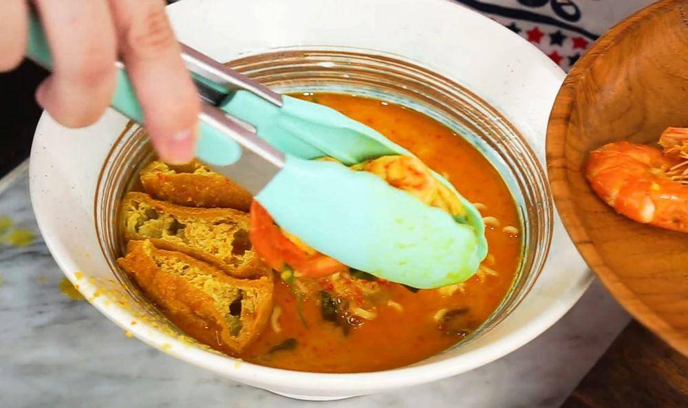 ilustrasi membuat mie laksa udang (youtube.com/Fifin Liefang)