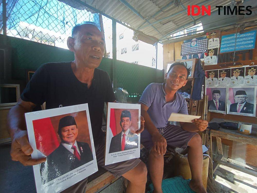 Penampakan foto Prabowo-Gibran sebagai Presiden-Wakil Presiden Indonesia di kios Pigura Bandar Lampung. (IDN Times/Tama Yudha Wiguna).