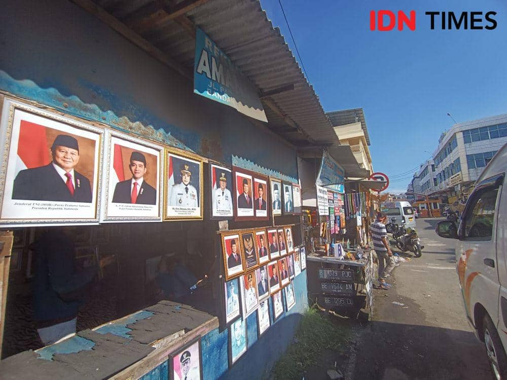 Penampakan foto Prabowo-Gibran sebagai Presiden-Wakil Presiden Indonesia di kios Pigura Bandar Lampung. (IDN Times/Tama Yudha Wiguna).