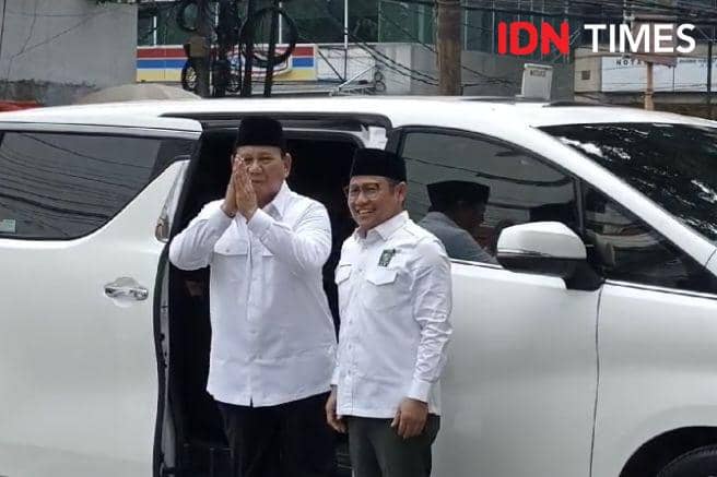 Ketua Umum PKB Muhaimin Iskandar alias Cak Imin menyambut kedatangan Presiden Terpilih Prabowo Subianto di Kantor DPP PKB. (IDN Times/Amir Faisol)
