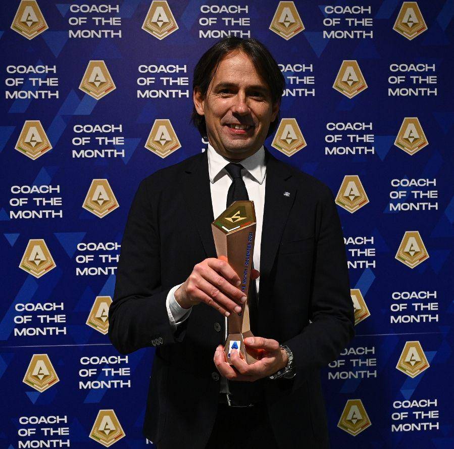 Simone Inzaghi berpose dengan trofi Serie A Coach of the Month. (inter.it)