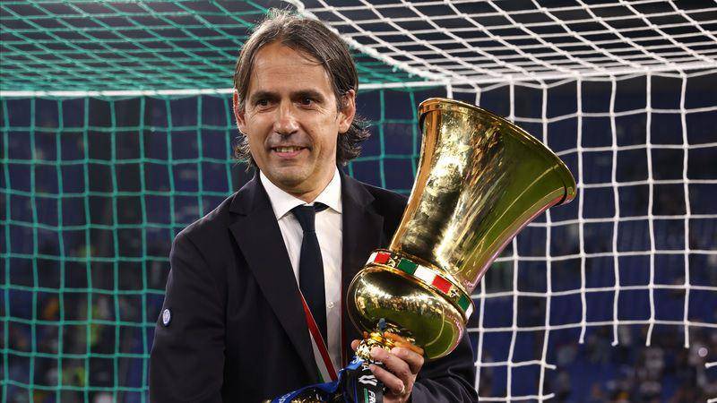 Simone Inzaghi mengangkat trofi Coppa Italia 2022/2023. (inter.it)