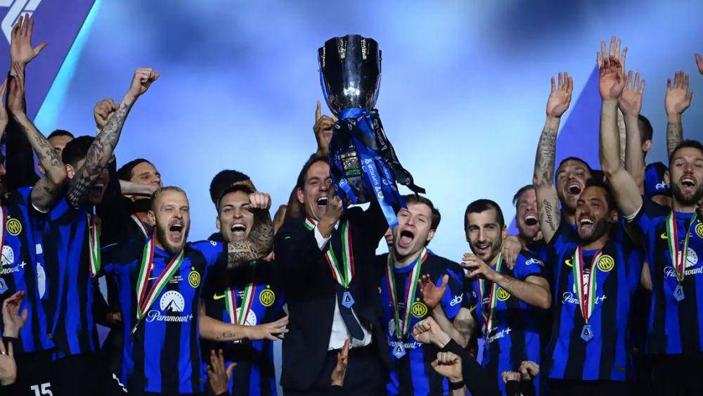 Simone Inzaghi mengangkat trofi Supercoppa Italia 2023. (inter.it)