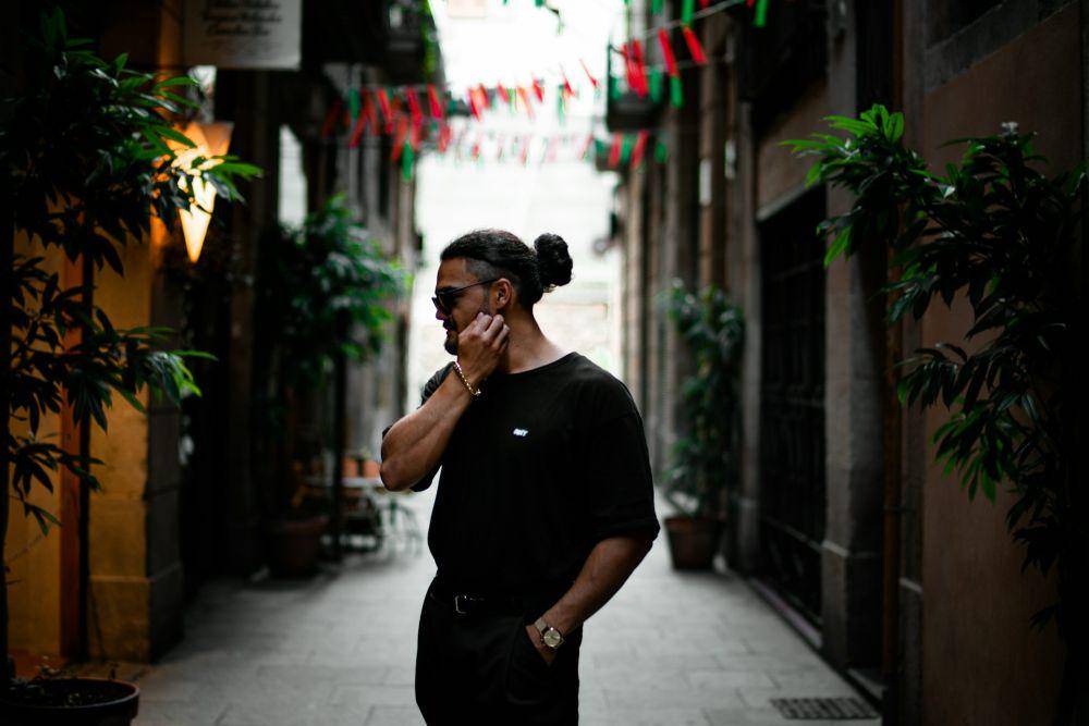 ilustrasi gaya rambut man bun (Unsplash.com/John Fornander)