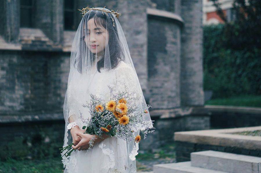 Buket bunga pernikahan (unsplash.com/Manlin Li)