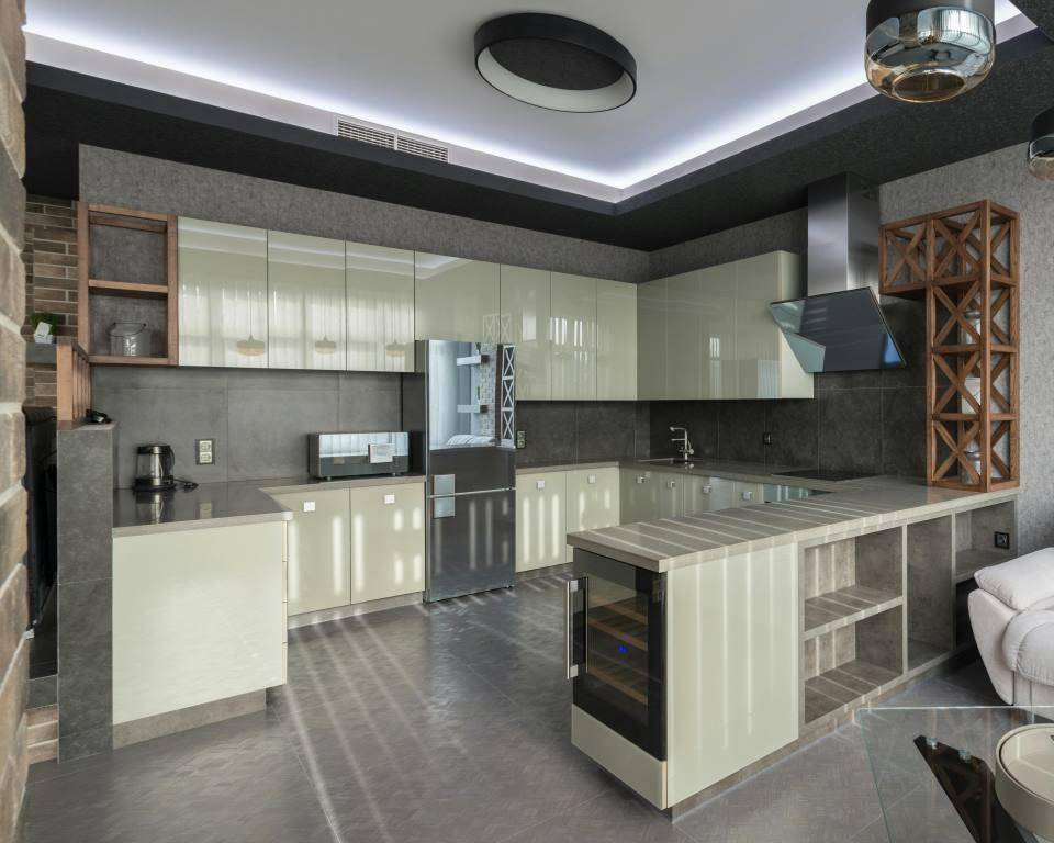 ilustrasi kabin dapur berwarna cream (pexels.com/Max Vakhtbovycn)