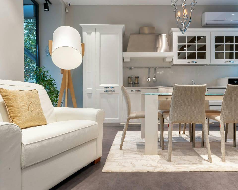 ilustrasi furnitur berwarna putih (pexels.com/Max Vakhtbovycn)