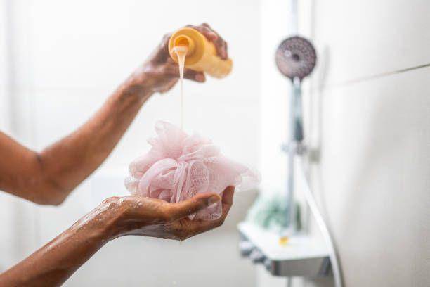 ilustrasi menuang sabun mandi (istockphoto.com/vm)