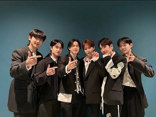 EXO (instagram.com/weareone.exo)