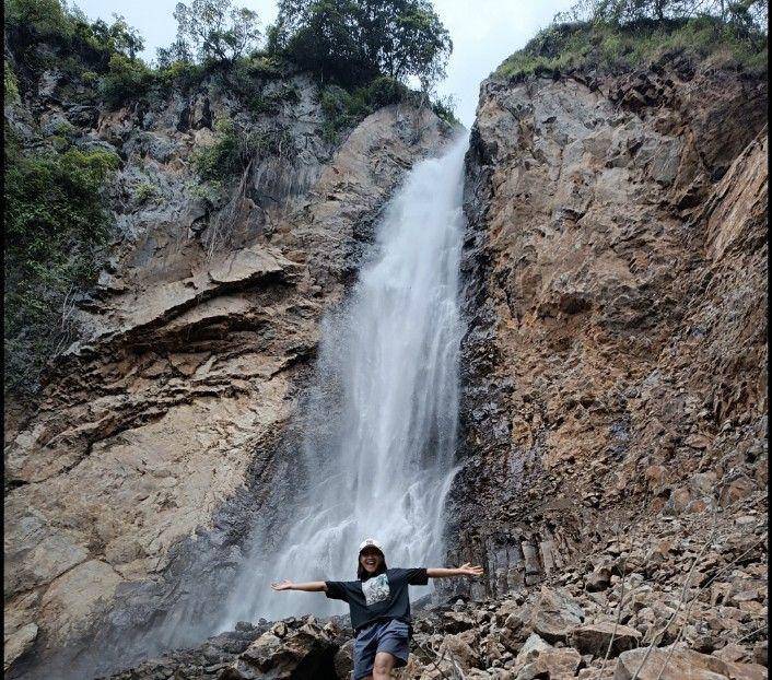 foto Nurhayati saat berada di kaki air terjun Binanga Bolon (dok.Nurhayati)