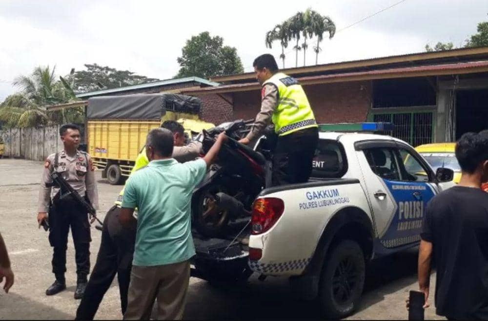 Pelajar Tewas Terlindas Truk Saat Dorong Motor Temannya Mogok