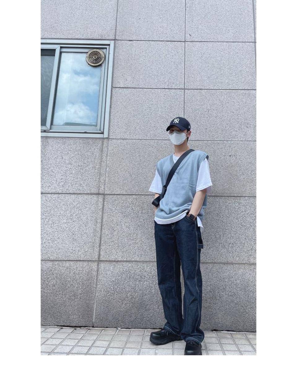 loose pants jeans ala I.N Stray Kids (instagram.com/realstraykids)