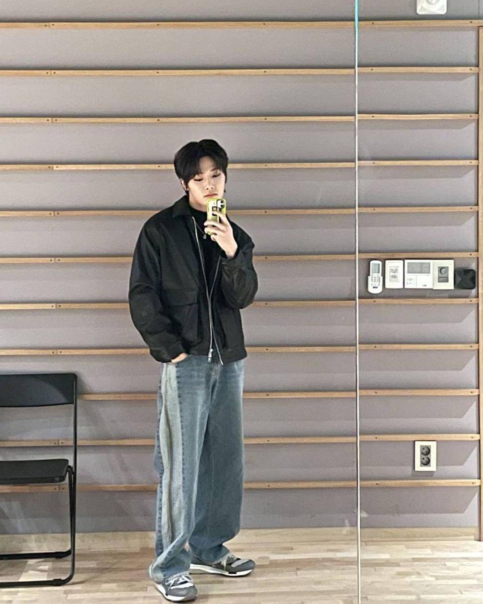 loose pants jeans ala I.N Stray Kids (instagram.com/realstraykids)