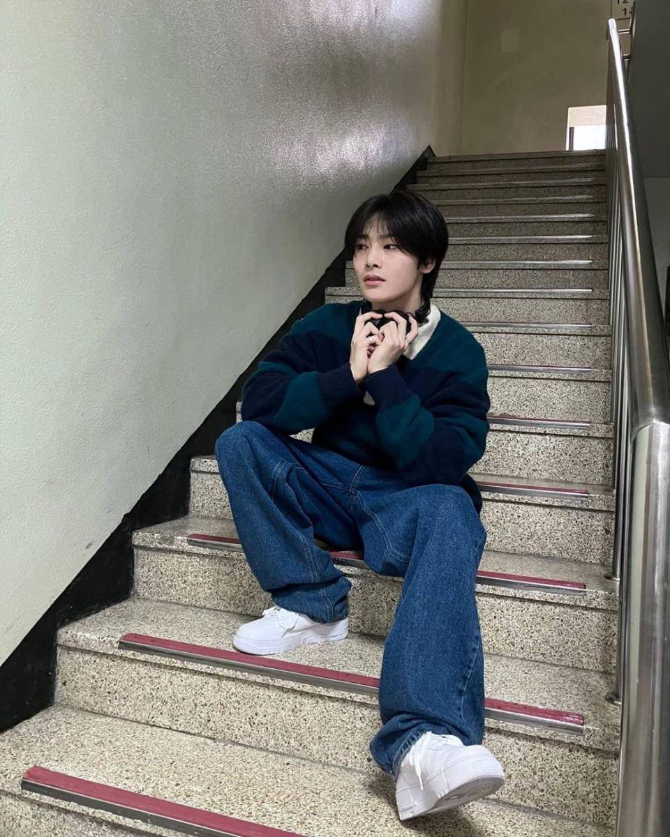 loose pants jeans ala I.N Stray Kids (instagram.com/realstraykids)