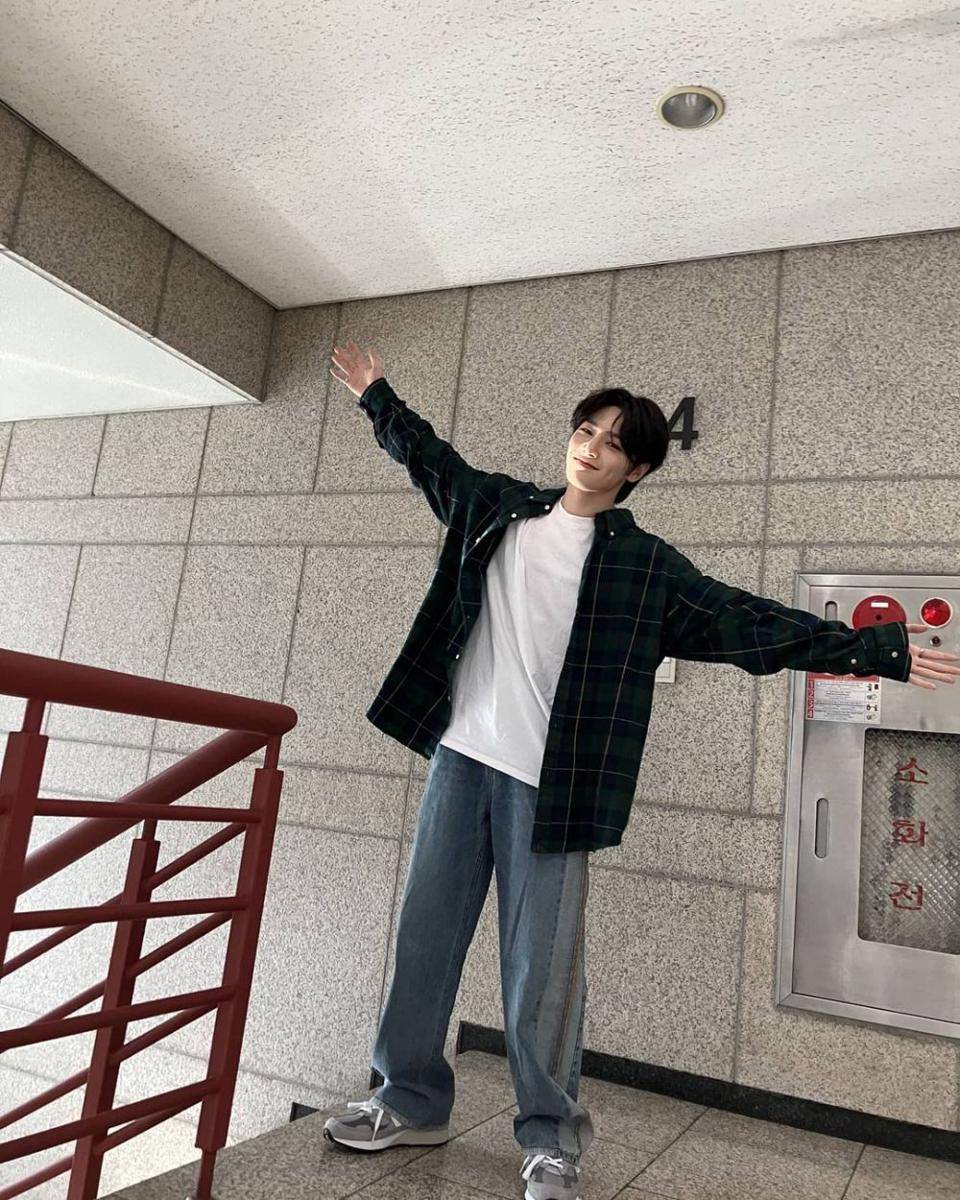 loose pants jeans ala I.N Stray Kids (instagram.com/realstraykids)