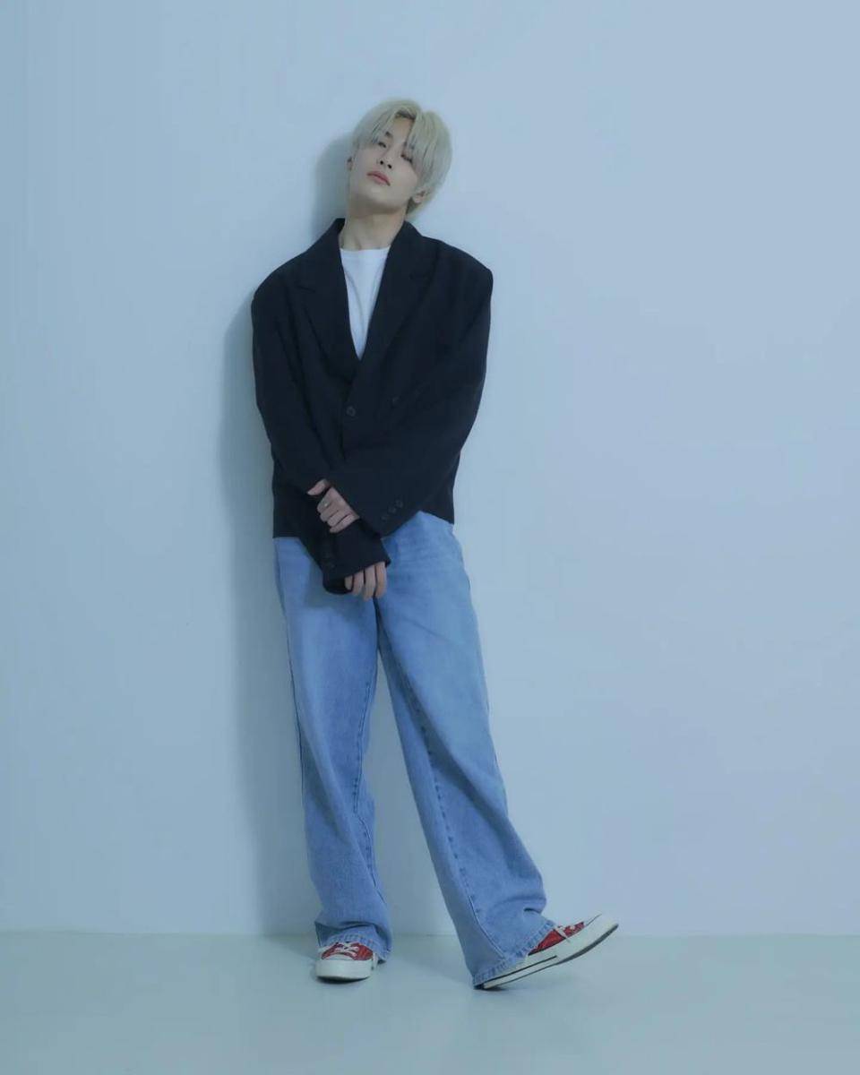 loose pants jeans ala I.N Stray Kids (instagram.com/realstraykids)