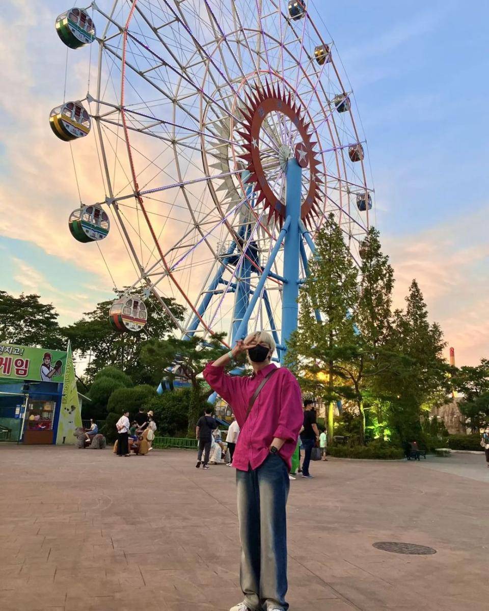 loose pants jeans ala I.N Stray Kids (instagram.com/realstraykids)