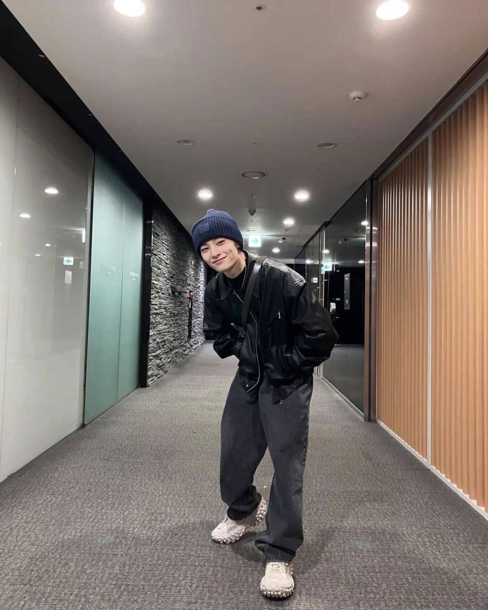 loose pants jeans ala I.N Stray Kids (instagram.com/realstraykids)