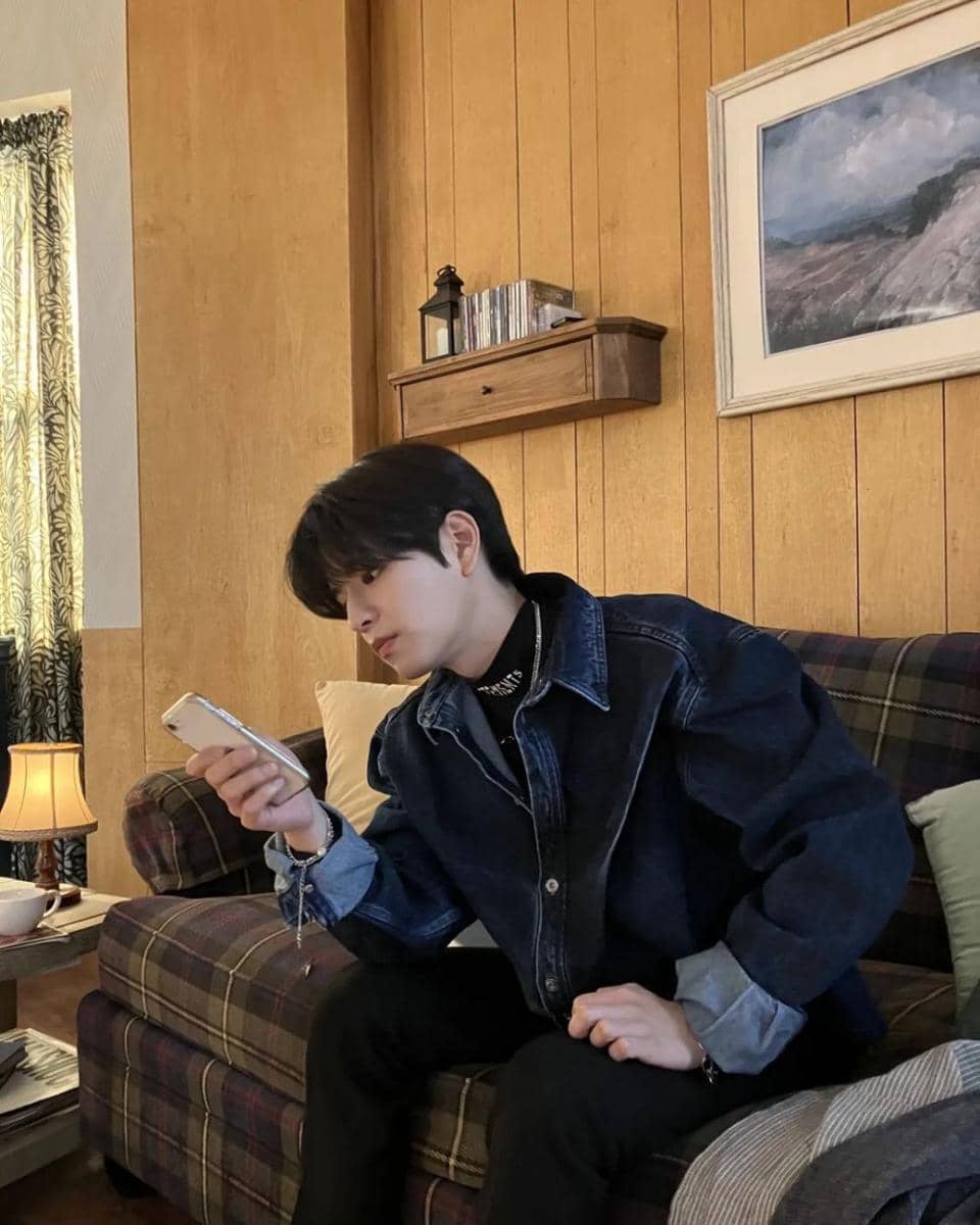 OOTD cowok mamba ala Seungmin Stray Kids (instagram.com/realstraykids)