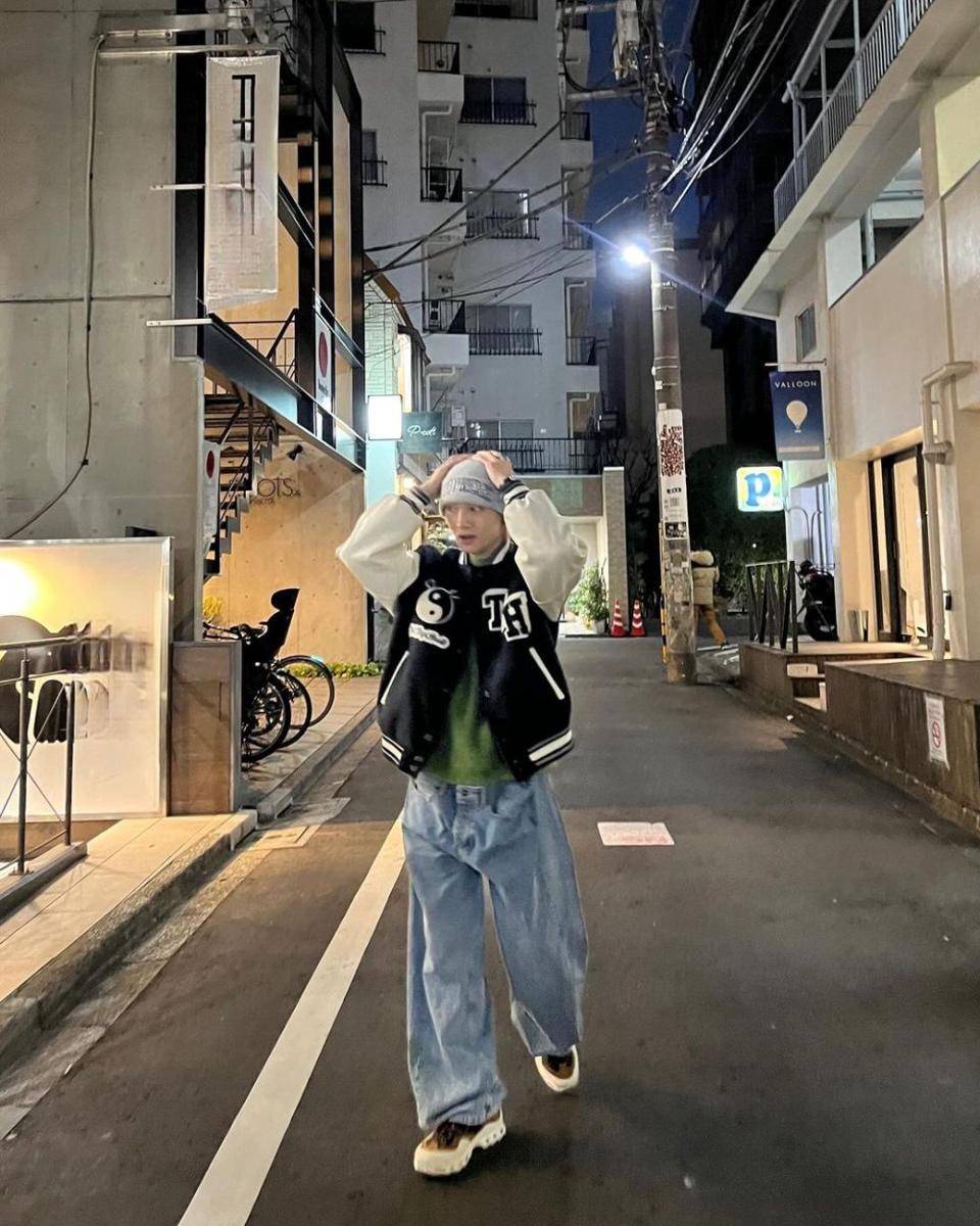loose pants jeans ala I.N Stray Kids (instagram.com/i.2.n.8)