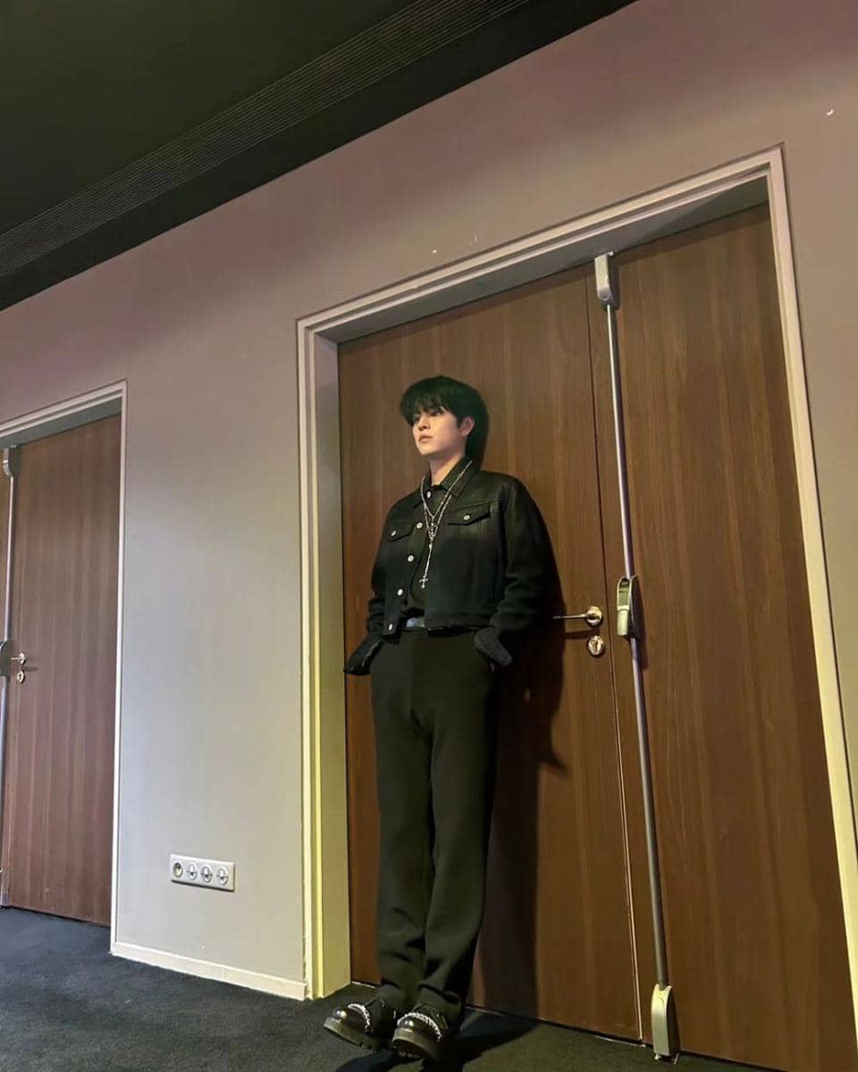 OOTD cowok mamba ala Seungmin Stray Kids (instagram.com/miniverse.___)