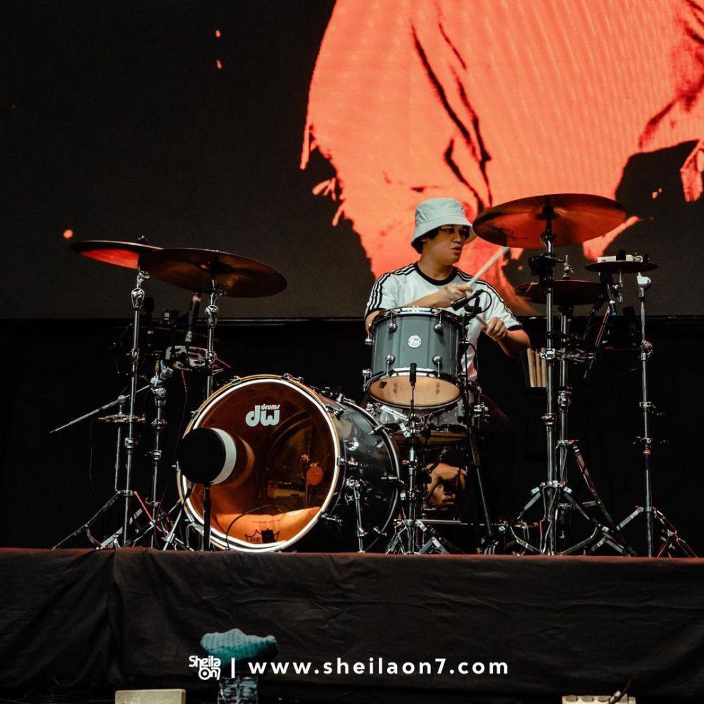 Potret Bounty Ramdhan, Drummer yang Bikin Sheila On 7 Jadi Muda Lagi