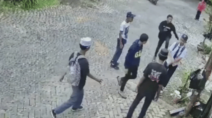 Tangkapan layar video viral aksi penganiayaan remaja di Makassar. Instagram/Info_kejadian_makassar