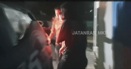 Tangkapan layar video viral aksi penganiayaan remaja di Makassar. Instagram/Info_kejadian_makassar