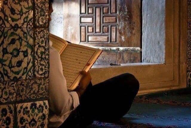 Ilustrasi membaca Alquran. (Pinterest/@maryamkhaledz)