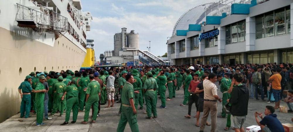 Buruh memenuhi dermaga Pelabuhan Makassar. (Dok. Pelindo Regional 4)
