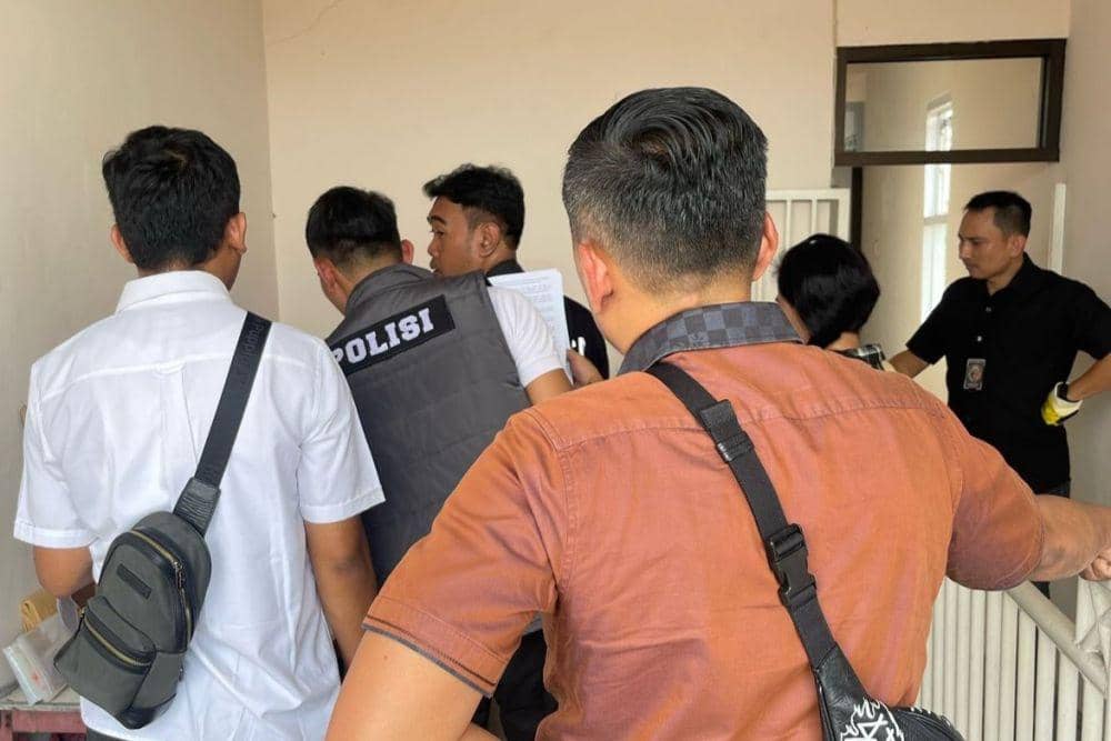 Penyidik Ditreskrimum Polda Metro Jaya melakukan olah TKP di Jalan Perjuangan Gang Kaum RT/004 RW/02 NO 35 Kelurahan Teluk pucung, Bekasi Utara, pada Selasa (23/4/2024). (dok. Humas Polda Metro Jaya)