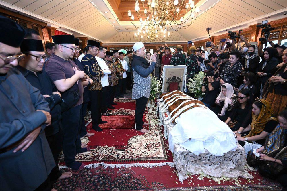 Jokowi Takziyah ke Rumah Duka Mooryati Soedibyo, Ikut Salatkan Jenazah