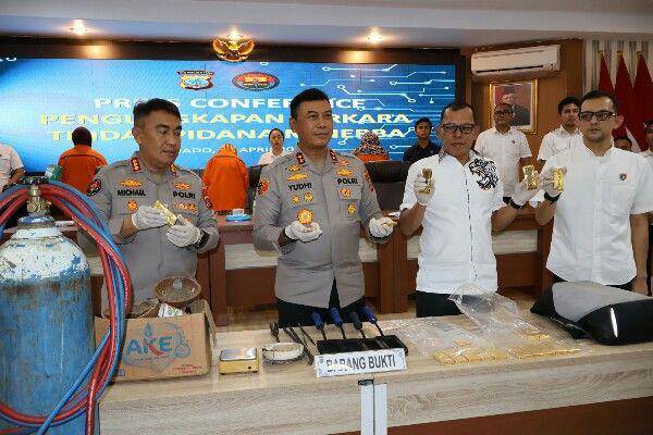Polda Sulawesi Utara (Sulut) menyita 10 kilogram emas ilegal yang akan diselundupkan melalui Bandara Internasional Sam Ratulangi Manado/Humas Polda Sulut