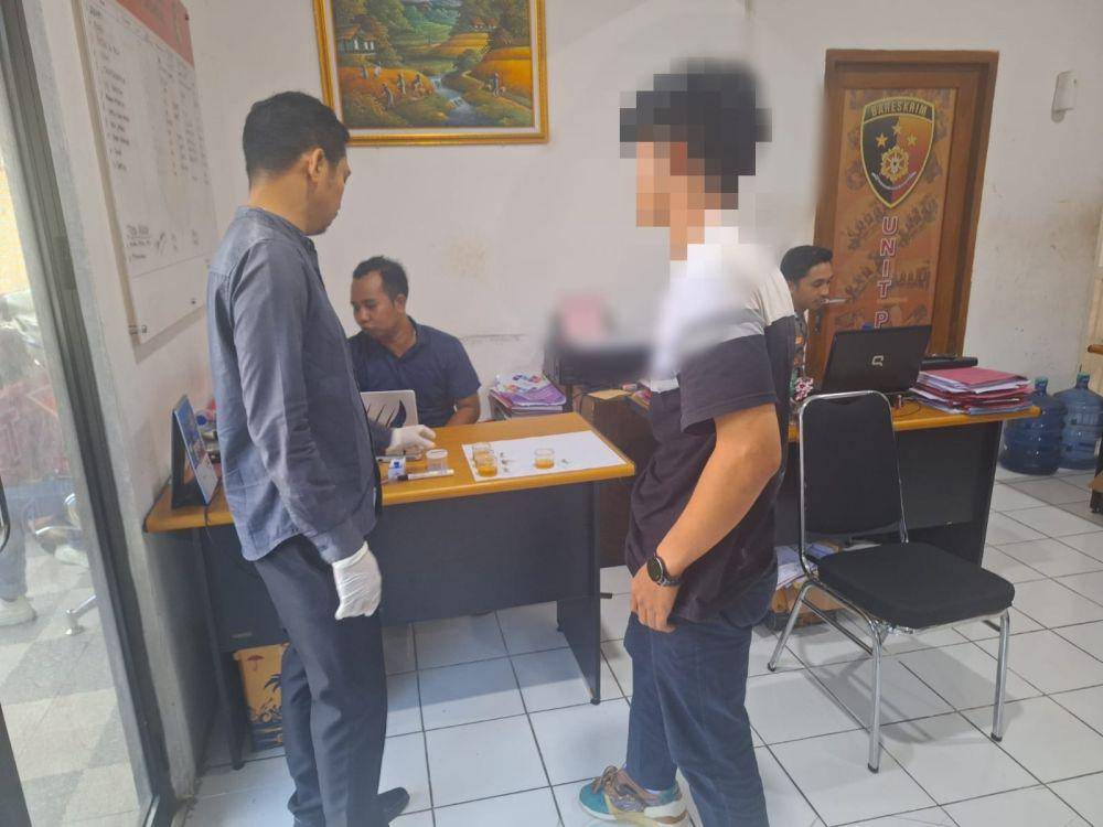 Salah satu mahasiswa yang diamankan ke Mapolresta Mataram. (dok. Istimewa)