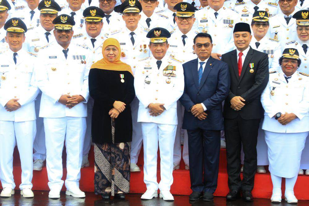 Gubernur Jatim periode 2019 - 2024, Khofifah Indar Parawansa bersama Mendagri Tito Karnavian dan 14 kepala daerah lain yang mendapatkan Satyalancana Karya Bhakti Praja Nugraha pada Hari Otonomi Daerah di Surabaya. Dok. Istimewa.
