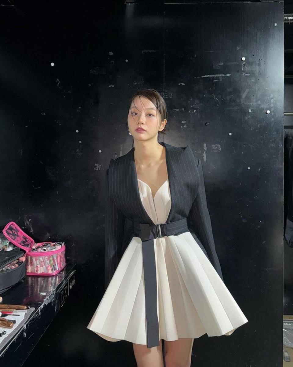 inspirasi dress pesta ala Lee Hyeri (instagram.com/hyeri_0609)