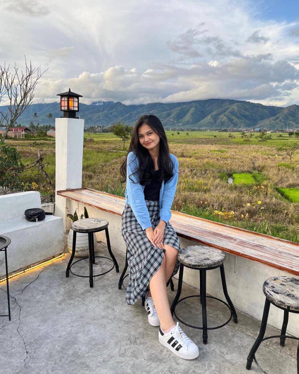 style feminin ala Indah JKT48 (instagram.com/jkt48indah_)