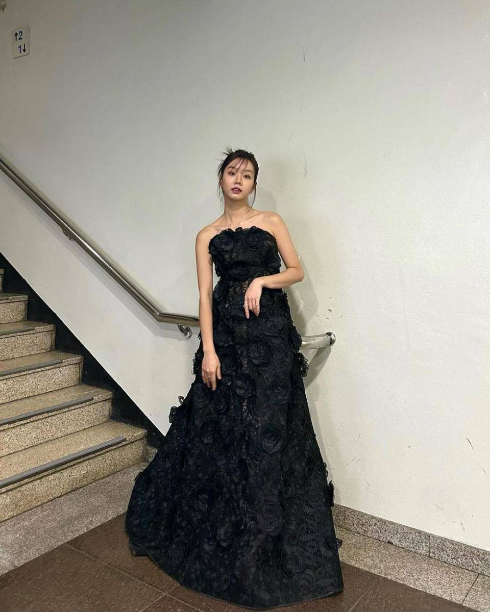 inspirasi dress pesta ala Lee Hyeri (instagram.com/hyeri_0609)