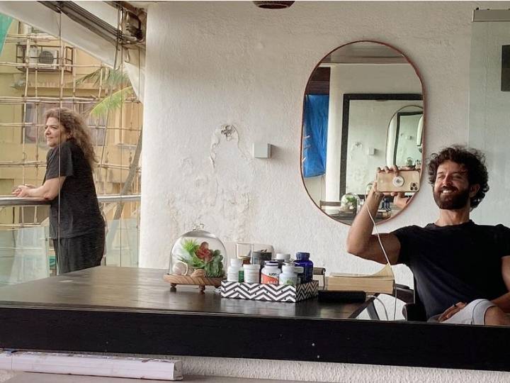Hrithik Roshan (memegang handphone). (instagram.com/hrithikroshan)