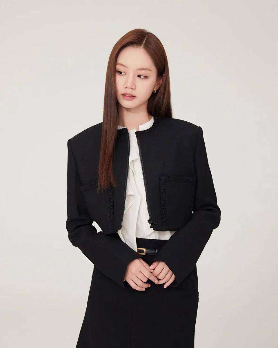 office style ala Lee Hyeri (instagram.com/hyeri_0609)