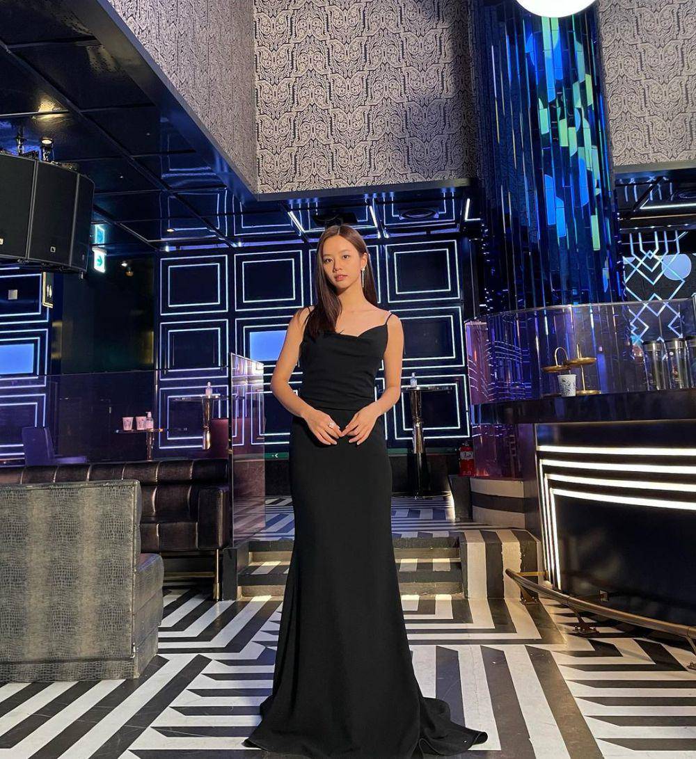 inspirasi dress pesta ala Lee Hyeri (instagram.com/hyeri_0609)