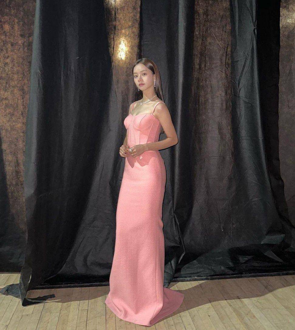 inspirasi dress pesta ala Lee Hyeri (instagram.com/hyeri_0609)